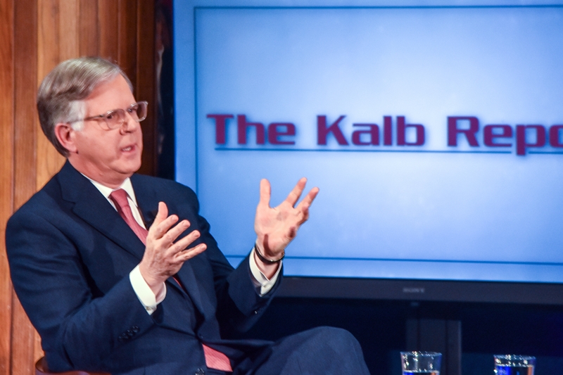 Pete Williams, NBC News justice correspondent, joined moderator Marvin Kalb to talk about whether the nation was headed into a constitutional crisis fueled by hyper-partisan politics. Photo by Alan Kotok