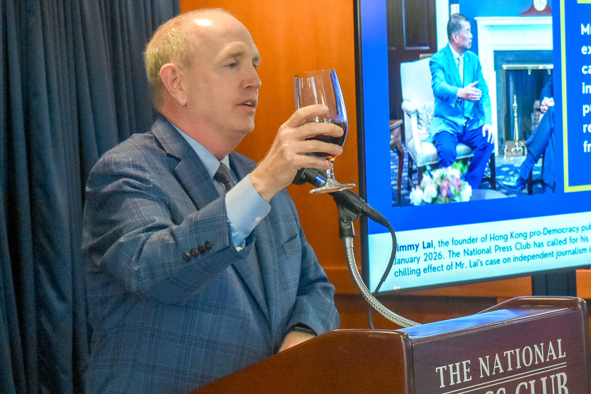 2026 National Press Club President Mark Schoeff, Jr., issues a call to action for press freedom. Photo: Alan Kotok