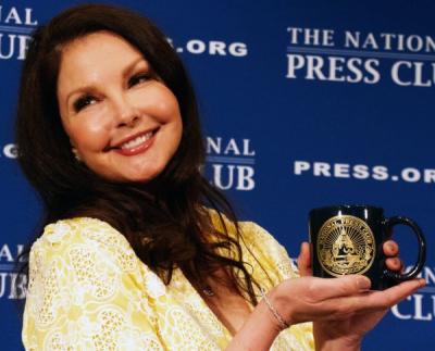 Ashley Judd with traditional NPC coffee mug given to speaker. Photo: Nancy Shia